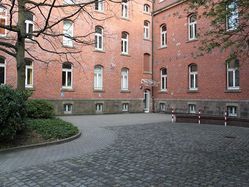 Behindertenparkplätze und Behinderteneingang Behindertenparkplätze und Behinderteneingang